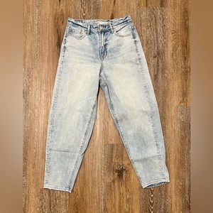 American Eagle Relaxed Mom jean